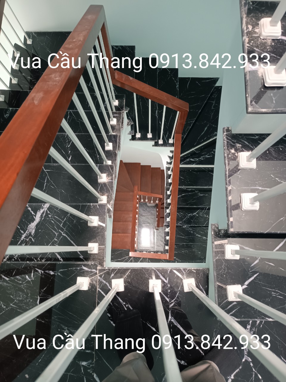 Cầu Thang Sắt Tay Vịn Gỗ 06